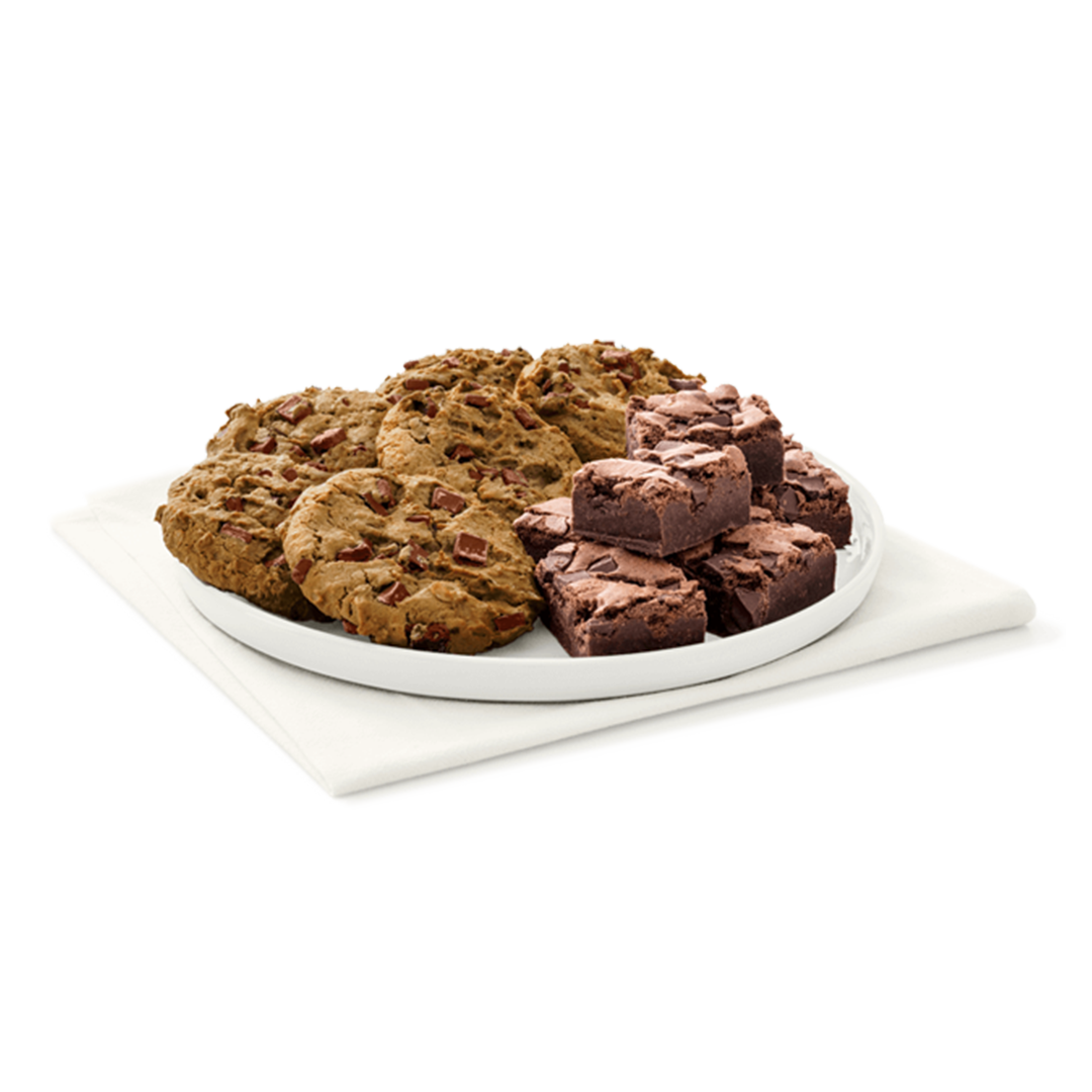 Bandeja de galletas de chocolate chip y brownie